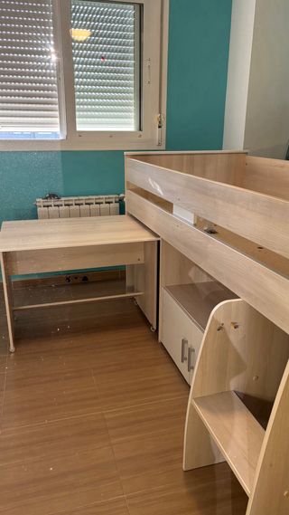 Cama alta con escritorio y cajones