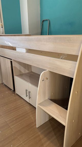 Cama alta con escritorio y cajones