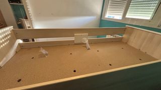 Cama alta con escritorio y cajones