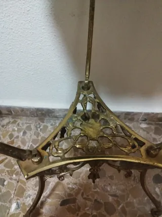 Mesa auxiliar antigua de bronce y cristal