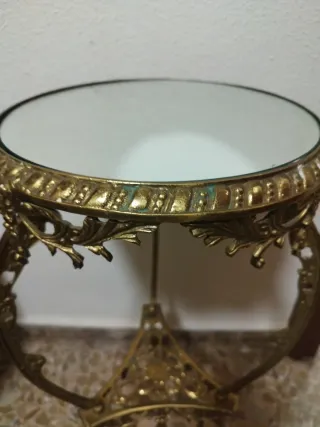 Mesa auxiliar antigua de bronce y cristal
