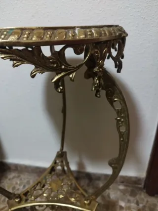 Mesa auxiliar antigua de bronce y cristal