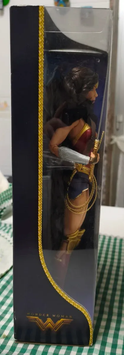 Barbie Wonder Woman con espada y escudo