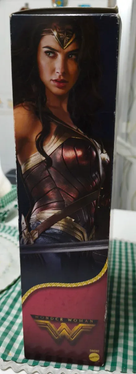 Barbie Wonder Woman con espada y escudo