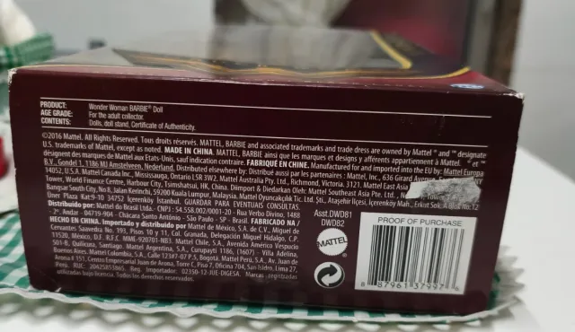 Barbie Wonder Woman con espada y escudo