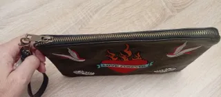 Bolso de mano negro con bordados