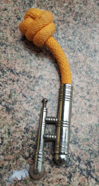 Encendedor con cordón y nudo