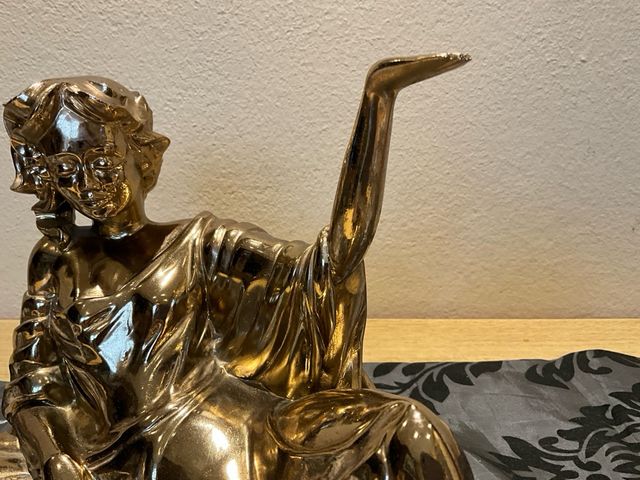 Figura Diosa Olimpo en dorado