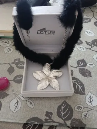 Gargantilla Lotus Style Flor Acero Plateado Negra