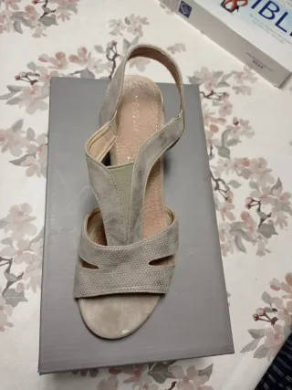 Sandalias tacón beige y dorado