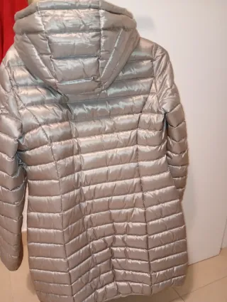 Chaqueta Liu Jo plateada de plumas.Abriga molt té