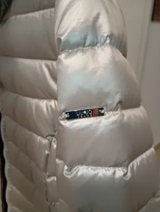 Chaqueta Liu Jo plateada de plumas.Abriga molt té
