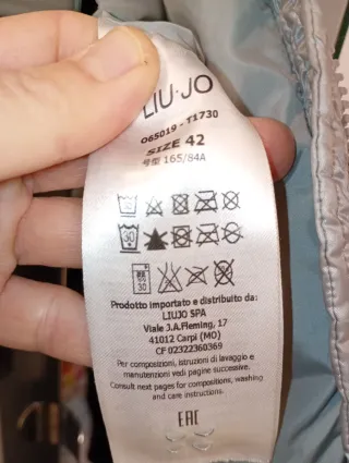 Chaqueta Liu Jo plateada de plumas.Abriga molt té