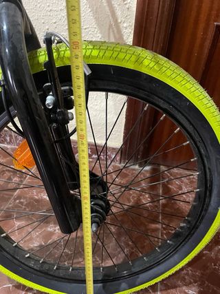 Bicicleta BMX gris con ruedas amarillas.