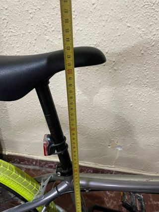 Bicicleta BMX gris con ruedas amarillas.