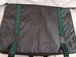 Maleta Vanguard Negra con Detalles Verdes