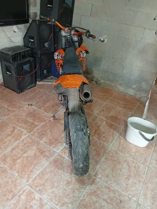 Moto Supermotard Naranja y Negra
