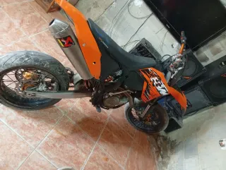 Moto Supermotard Naranja y Negra