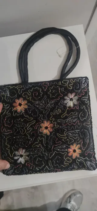 Bolso de fiesta negro con flores bordadas