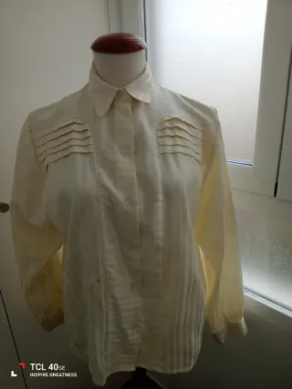 Camisa color vainilla.