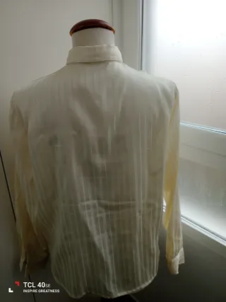 Camisa color vainilla.