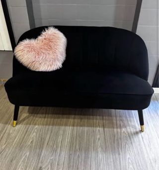 Sofá terciopelo negro patas doradas