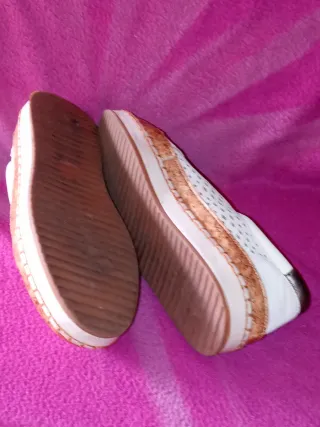 ZAPATILLAS:GRISES T37/BLANCAS T40:1 PARX1,5€