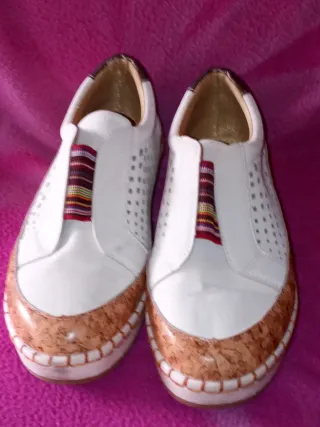 ZAPATILLAS:GRISES T37/BLANCAS T40:1 PARX1,5€