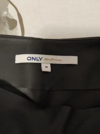 Short falda polipiel negra ONLY. SOLO ENVIOS