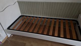 Letto singolo con doghe in legno