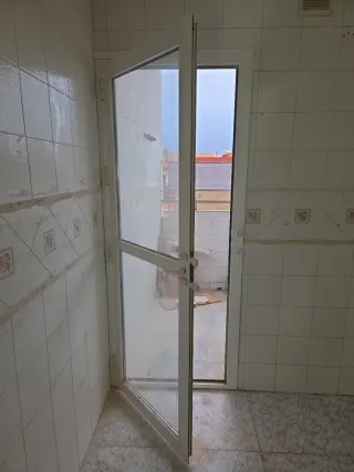 Balconera de aluminio blanca