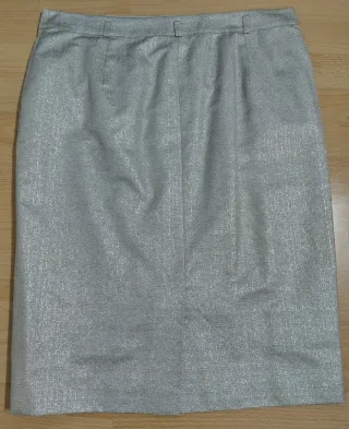 Traje de chaqueta y falda plateado. Ideal bodas.