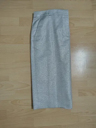 Traje de chaqueta y falda plateado. Ideal bodas.