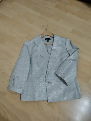 Traje de chaqueta y falda plateado. Ideal bodas.