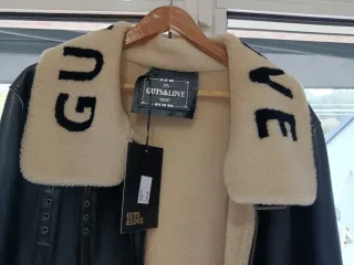 Cazadora de piel con borreguito blanco