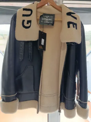 Cazadora de piel con borreguito blanco