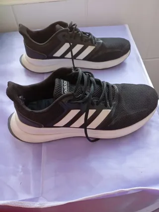 Zapatillas deportivas Adidas negras y blancas