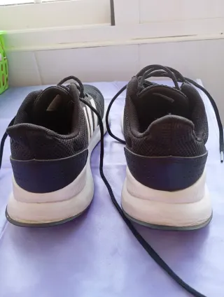 Zapatillas deportivas Adidas negras y blancas