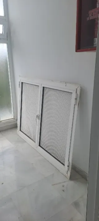 2 Puertas Aluminio Blancas con Reja