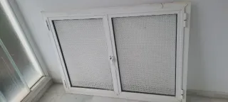 2 Puertas Aluminio Blancas con Reja