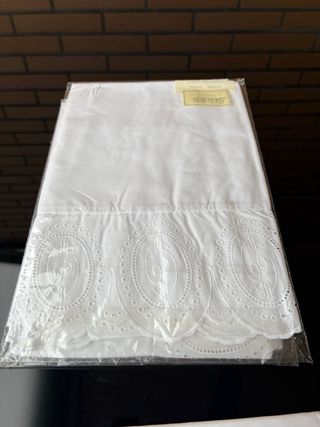 Juego de sábanas con medallones y almohadones