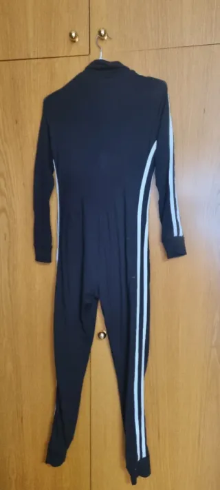 Mono deportivo negro con rayas