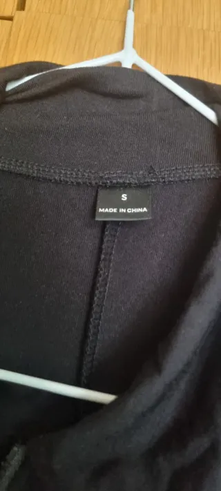 Mono deportivo negro con rayas