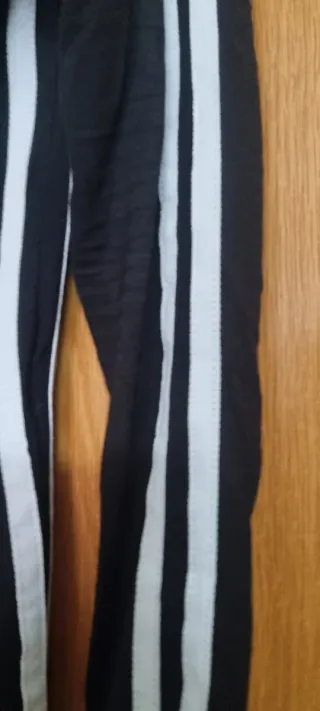 Mono deportivo negro con rayas