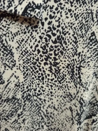 Blusa Pull&Bear Estampado Serpiente Talla M