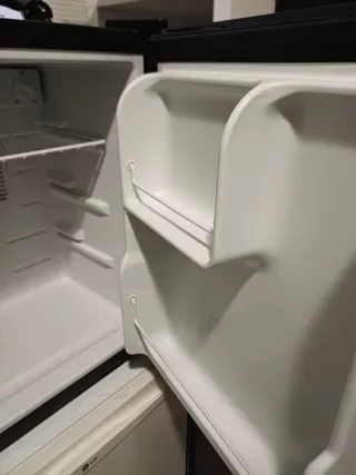 Nevera negra pequeña sin compresor