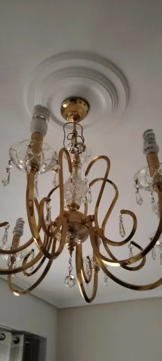 Lámpara de comedor dorada y cristal