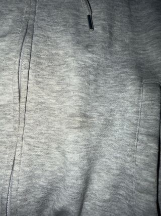 Sudadera gris con cremallera y capucha