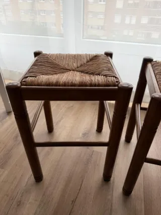 Taburetes de mimbre y madera (2 unidades)
