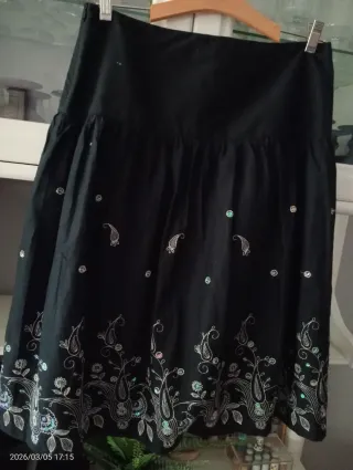 Falda negra con bordados en color plata TL